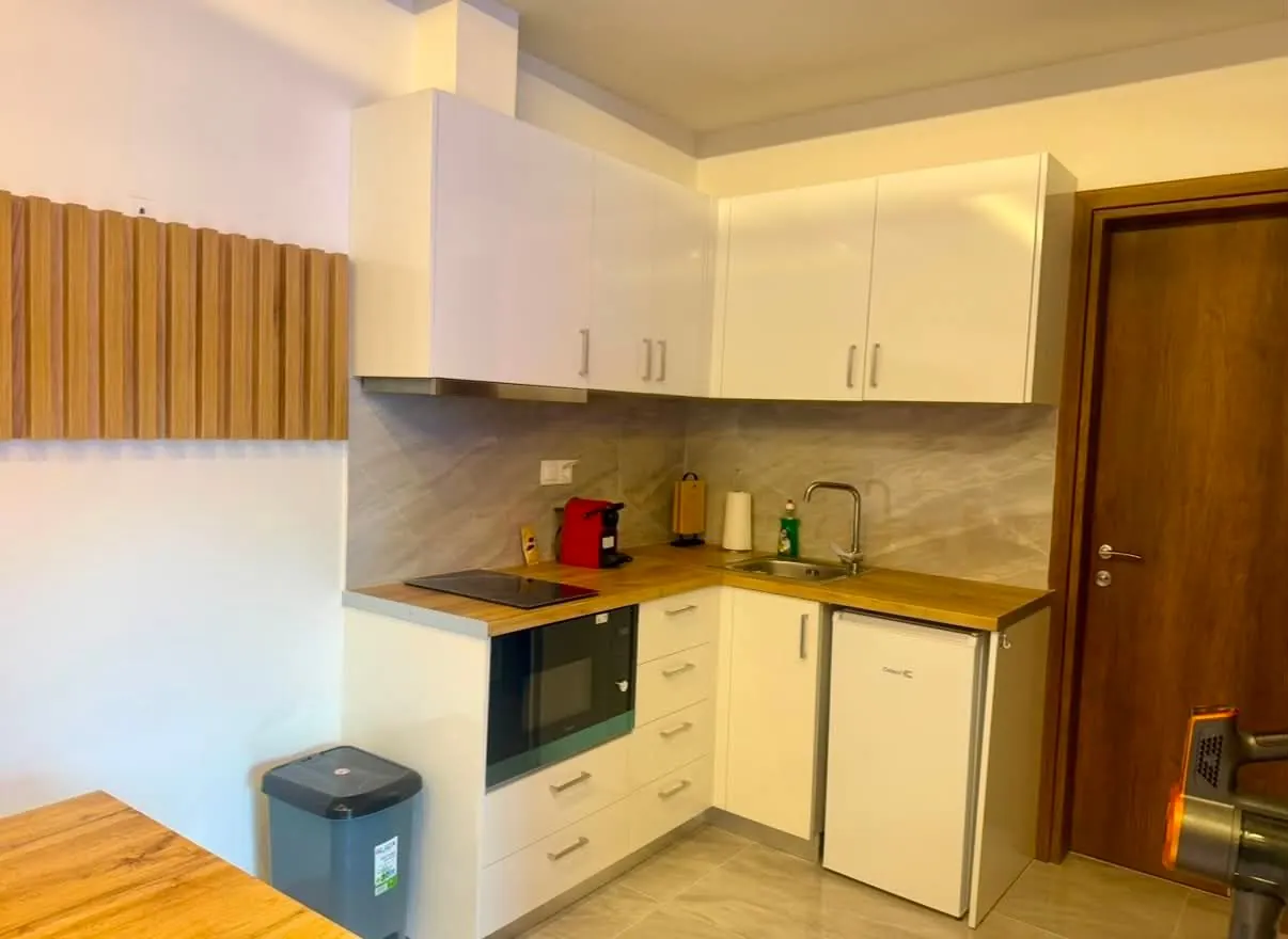 Az 51-es apartman konyhasarka főzőlappal, mikrohullámú sütővel és hűtővel