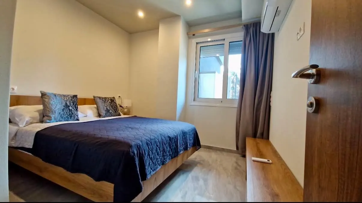 Az 51-es apartman franciaágyas hálószobája légkondicionálóval