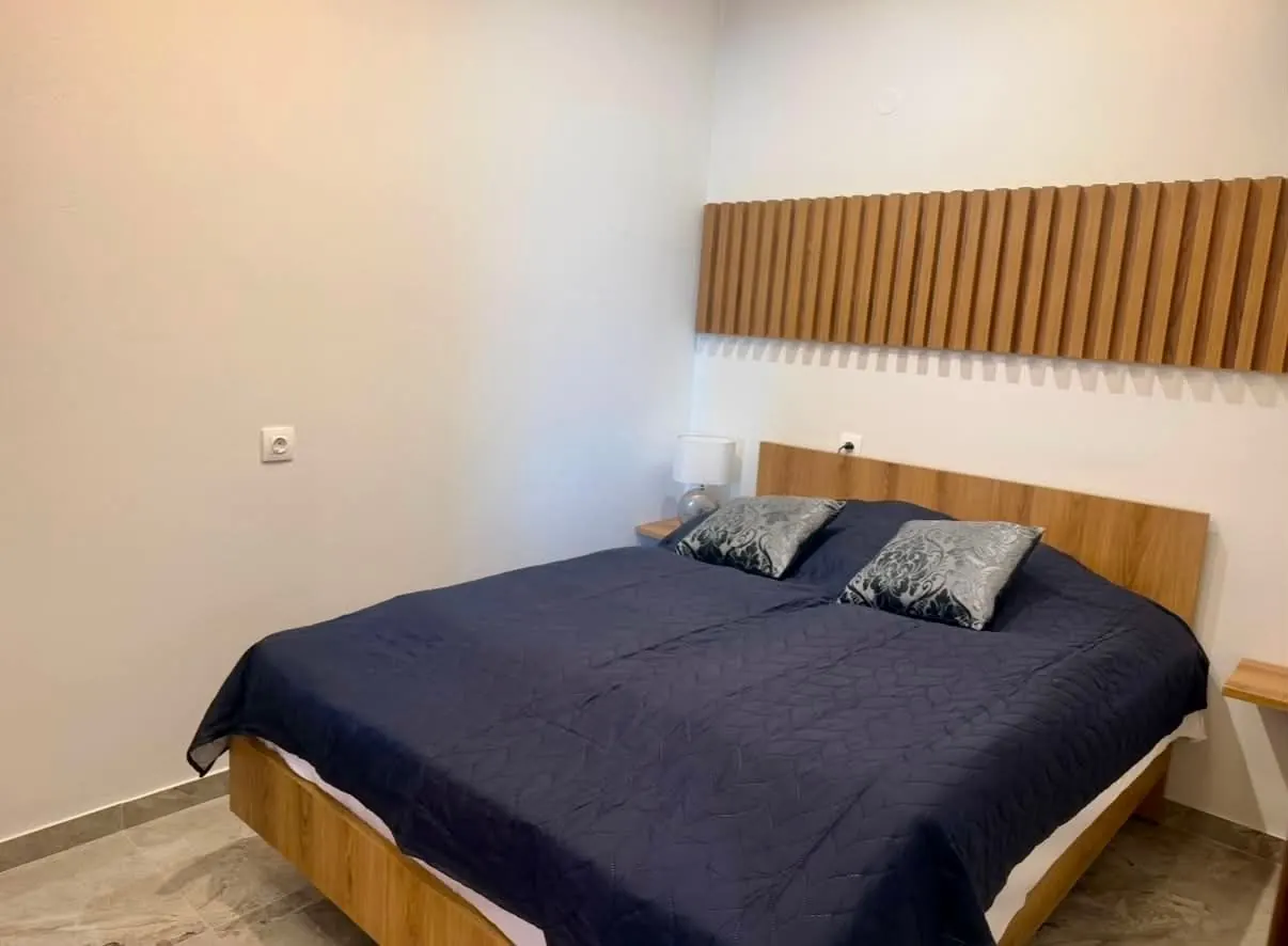 Az 53-as apartman franciaágyas hálószobája